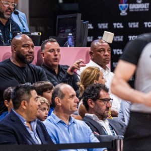 体育平台-字母哥率希腊首战意大利 里弗斯&amp;哈姆&amp;雄鹿GM现场看球