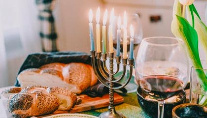 体育平台-杜锋社媒分享为徐杰庆生片段：生日快乐小徐